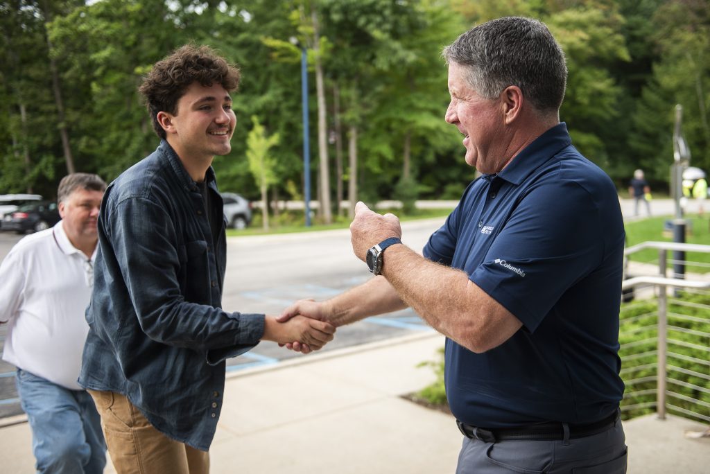 President MacDonald shaking a student's hand on Welcome Weekend
